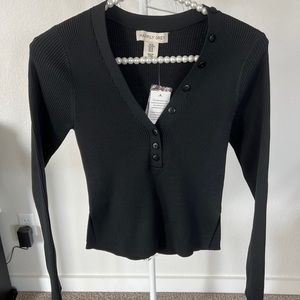 New black basic long sleeve v-neck size Medium